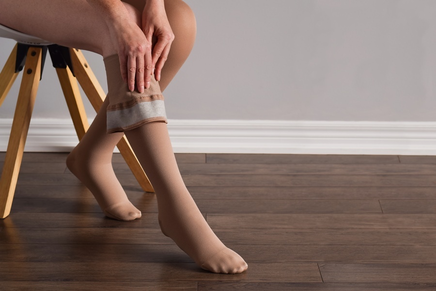 El postoperatorio de una cirugía de lipedema implica un seguimiento cuidadoso para asegurar la recuperación óptima del paciente.